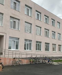 Пандус в здании основной школы